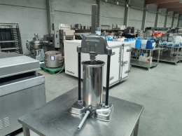 Manual filler